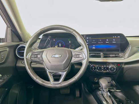 Used 2025 Chevrolet Trax LT w/ LT Convenience Package image 17