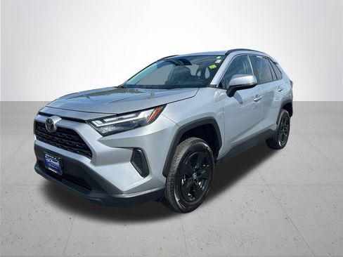 Used 2025 Toyota RAV4 XLE AWD/4WD image 2