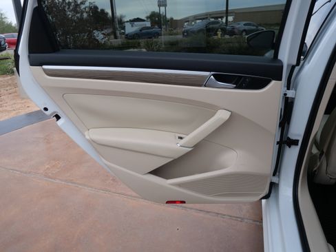 Used 2017 Volkswagen Passat 1.8T SE w/ SE Lighting Package image 9