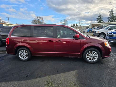 Used 2019 Dodge Grand Caravan SXT image 6