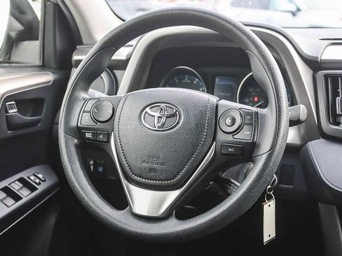 Used 2018 Toyota RAV4 LE image 14