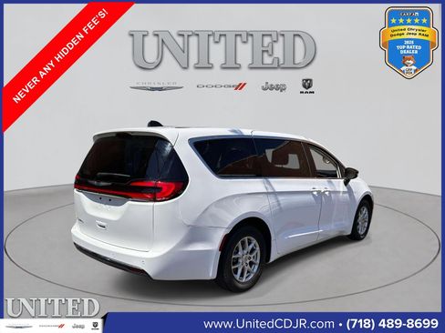 Used 2024 Chrysler Pacifica Touring-L FWD image 2