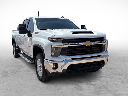 Used 2024 Chevrolet Silverado 2500 LT AWD/4WD image 2
