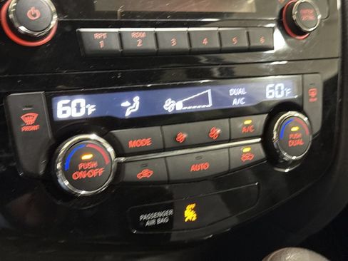 Used 2015 Nissan Rogue SV AWD/4WD image 16