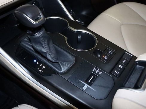 Used 2020 Toyota Highlander XLE image 22