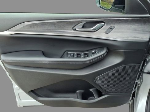 Used 2024 Jeep Grand Cherokee Limited w/ Luxury Tech Group II image 16