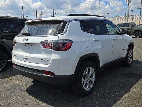 Used 2024 Jeep Compass Latitude image 4