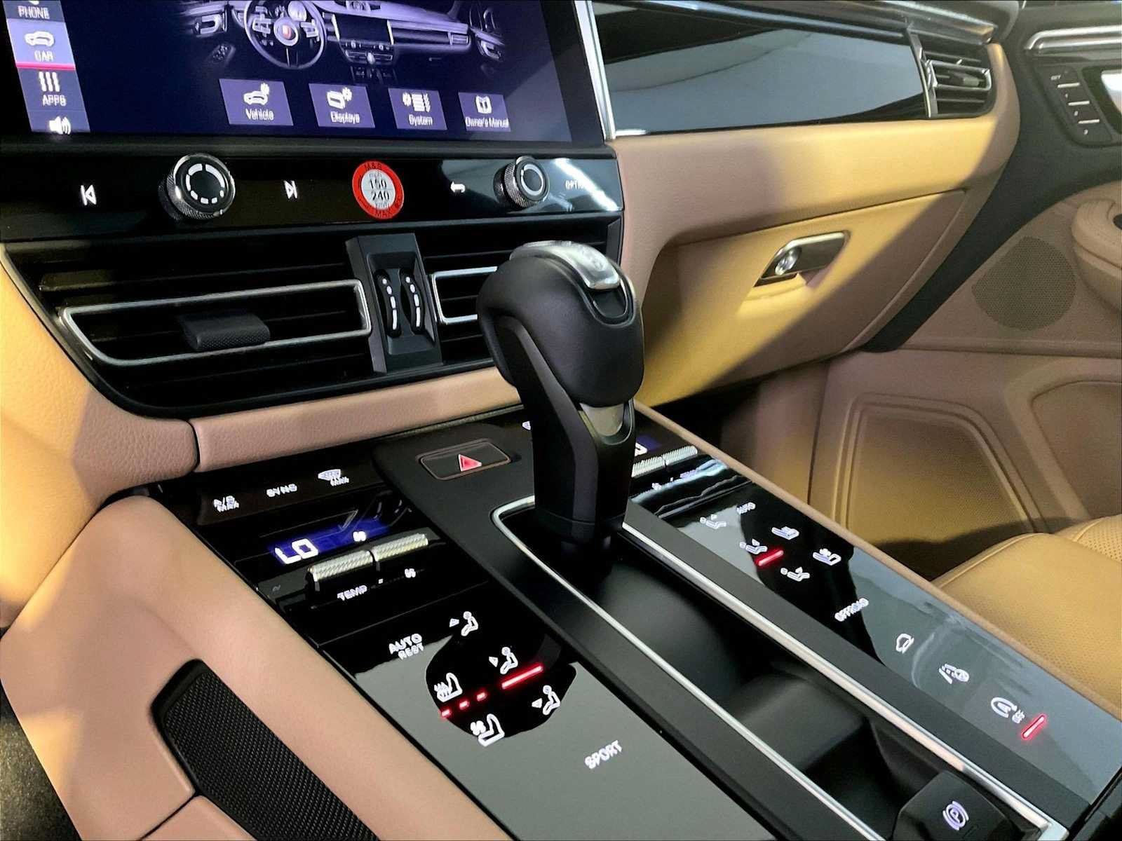 Certified 2023 Porsche Macan AWD/4WD image 17