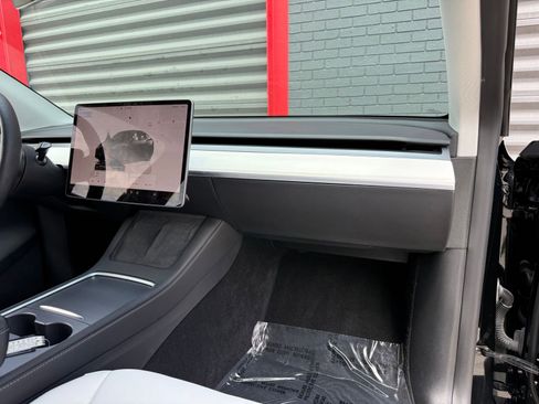 Used 2023 Tesla Model Y Long Range AWD/4WD image 17