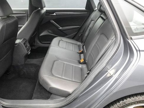 Certified 2022 Volkswagen Passat 2.0T R-Line image 25