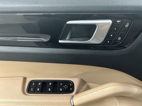 Used 2019 Porsche Cayenne AWD/4WD image 11