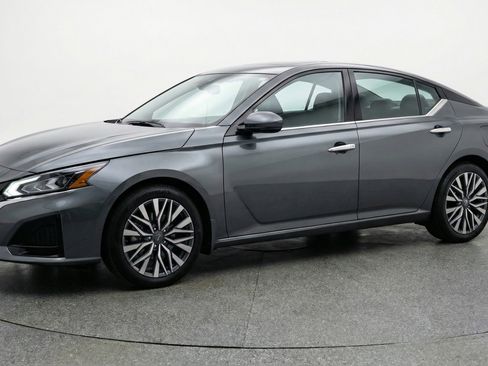 Used 2025 Nissan Altima 2.5 SV image 3