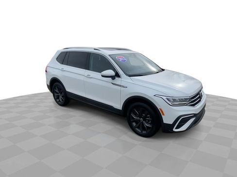 Used 2023 Volkswagen Tiguan SE w/ Panoramic Sunroof Package image 2