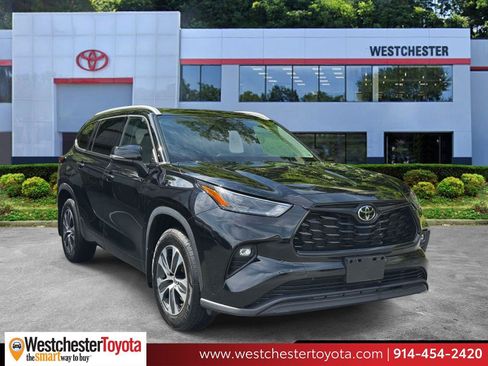 Used 2022 Toyota Highlander XLE AWD/4WD image 1