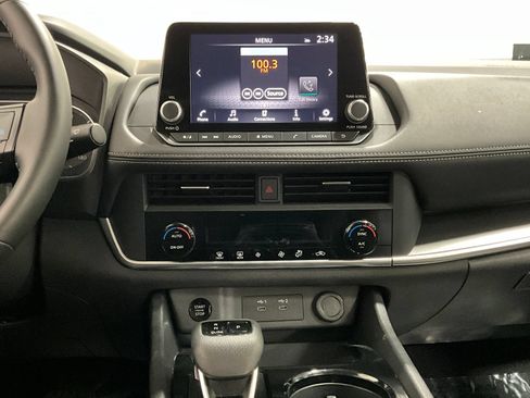 Used 2025 Nissan Rogue SV AWD/4WD image 8