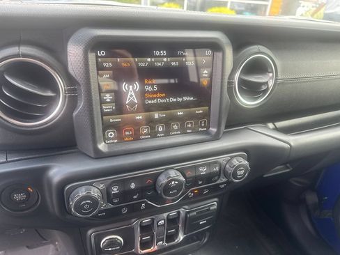 Used 2019 Jeep Wrangler Unlimited Sahara AWD/4WD image 9