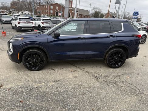 Used 2022 Mitsubishi Outlander SE image 3