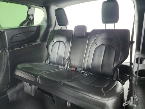 Used 2025 Chrysler Pacifica Select FWD image 40