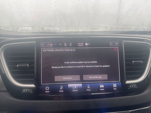 Used 2022 Chrysler Pacifica Touring-L image 17