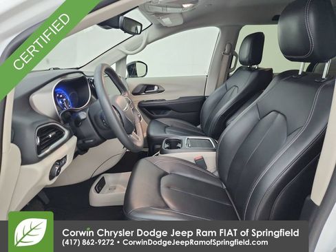 Certified 2024 Chrysler Pacifica Touring-L FWD image 18