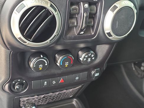Used 2018 Jeep Wrangler Unlimited Sahara AWD/4WD image 22