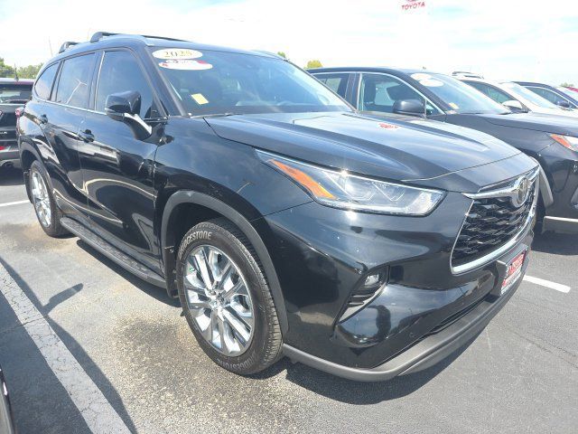 Used 2025 Toyota Highlander Limited FWD image 3