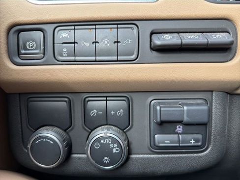 Used 2021 Chevrolet Tahoe Premier w/ Premium Package image 24