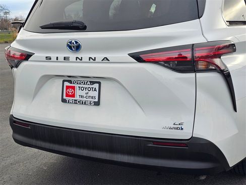Used 2021 Toyota Sienna LE image 13