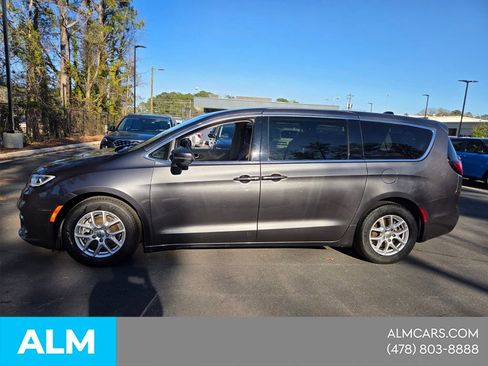 Used 2023 Chrysler Pacifica Touring-L FWD image 3