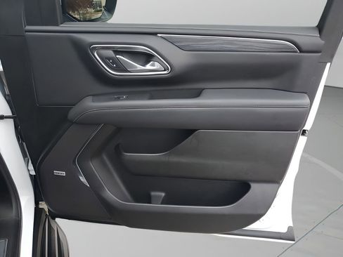 Used 2024 GMC Yukon XL SLT w/ SLT Luxury Package image 13