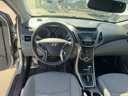 Used 2015 Hyundai Elantra SE w/ Option Group 02 FWD image 10