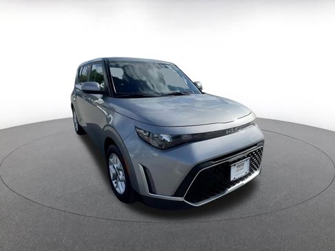 Used 2025 Kia Soul LX w/ LX Technology Package image 3