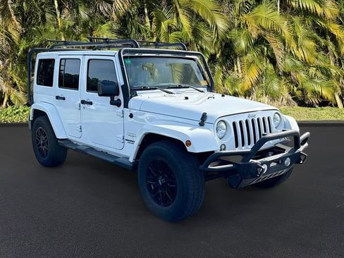 Used 2015 Jeep Wrangler Unlimited Sahara w/ Connectivity Group AWD/4WD image 2