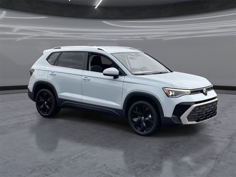 New 2026 Volkswagen Taos SE image 2