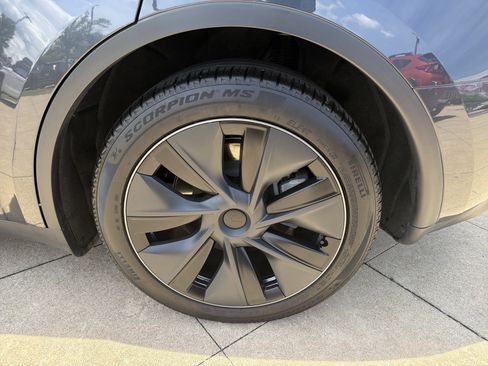 Used 2025 Tesla Model Y Long Range RWD image 20