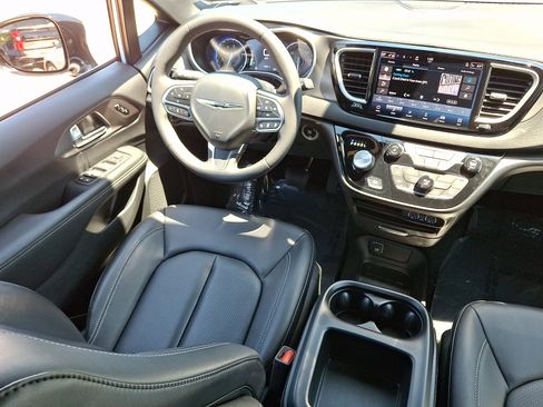Used 2025 Chrysler Pacifica Select FWD image 14