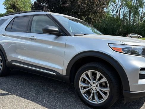 Used 2023 Ford Explorer XLT w/ Equipment Group 202A AWD/4WD image 13