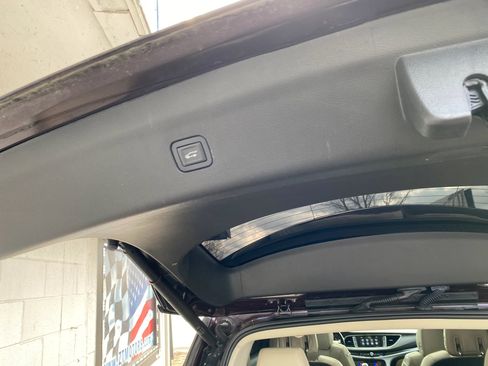 Used 2018 Buick Enclave Essence image 12