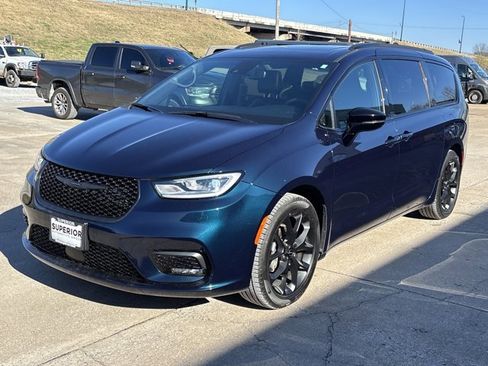 Used 2024 Chrysler Pacifica Touring-L w/ S Appearance Package image 11