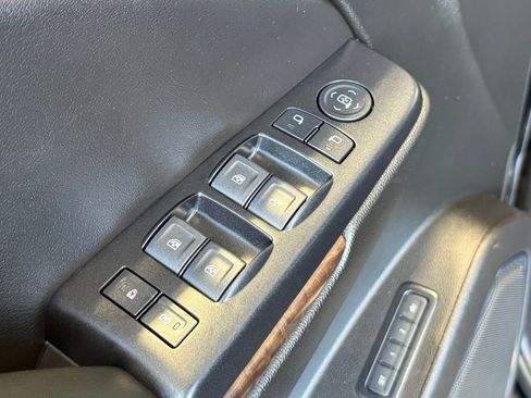 Used 2019 Chevrolet Suburban LT image 19