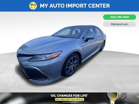 Used 2023 Toyota Camry XLE w/ Cold Weather Package FWD image 2