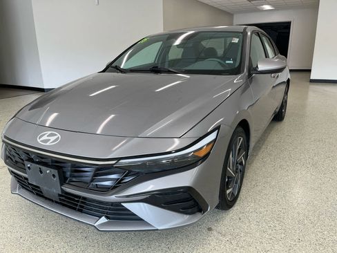 Used 2025 Hyundai Elantra SEL image 1