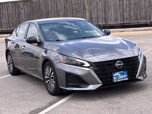 Used 2024 Nissan Altima 2.5 SV FWD image 8