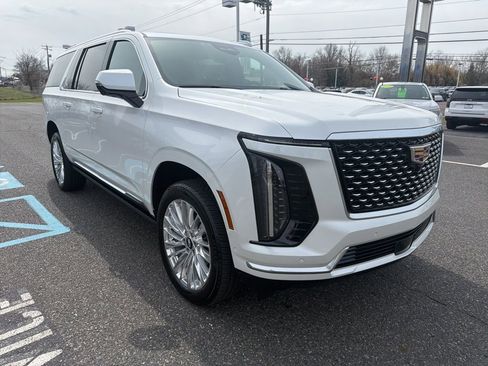 Used 2025 Cadillac Escalade ESV Premium Luxury image 3