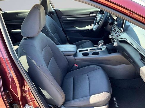 Used 2025 Nissan Altima 2.5 SV FWD image 8