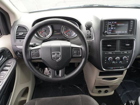 Used 2018 Dodge Grand Caravan SE w/ UConnect Hands-Free Group FWD image 19