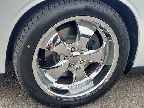 Used 2015 Dodge Challenger R/T Plus image 18