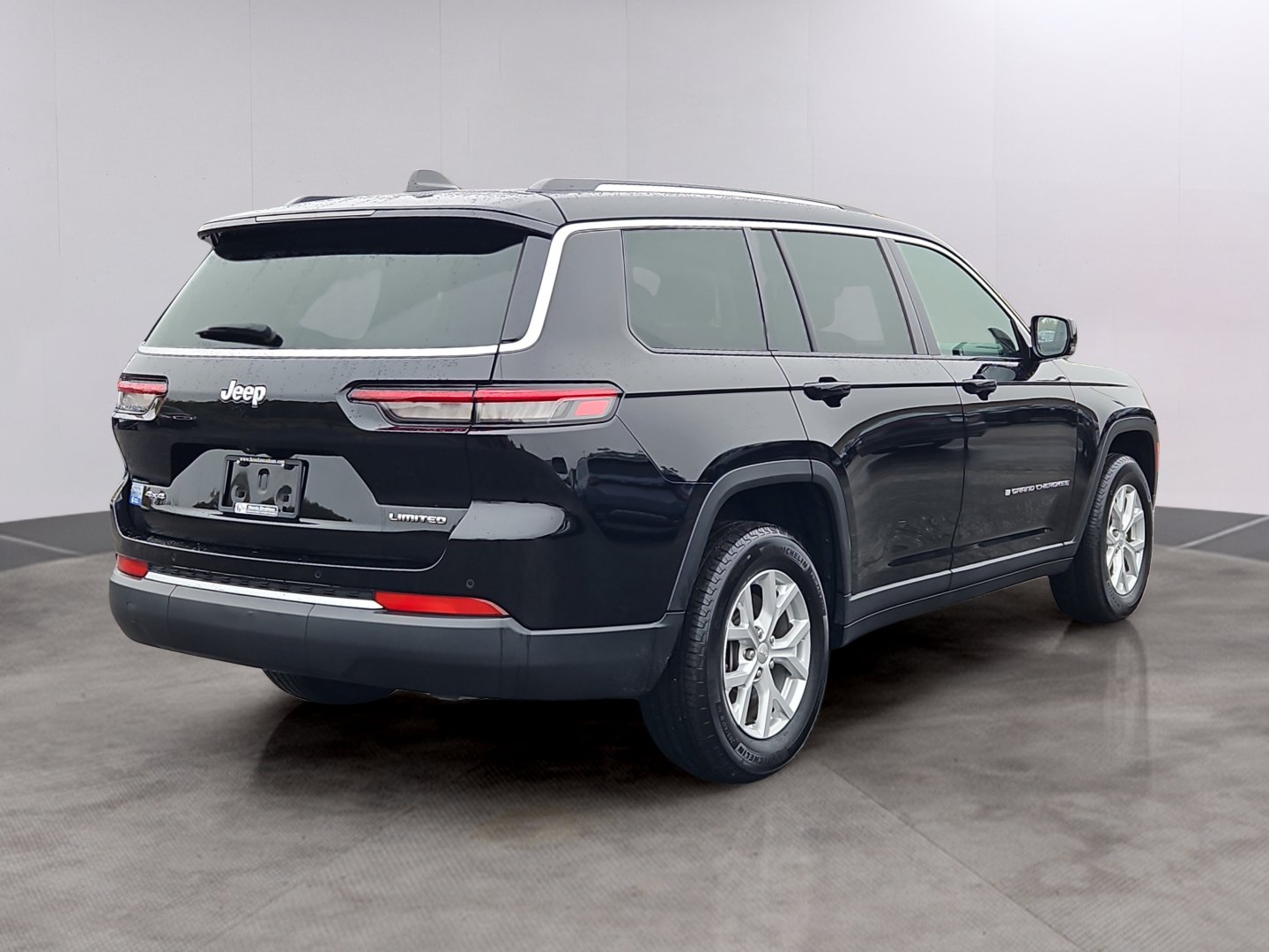 Used 2023 Jeep Grand Cherokee L Limited w/ Trailer Tow Group (B) AWD/4WD image 2
