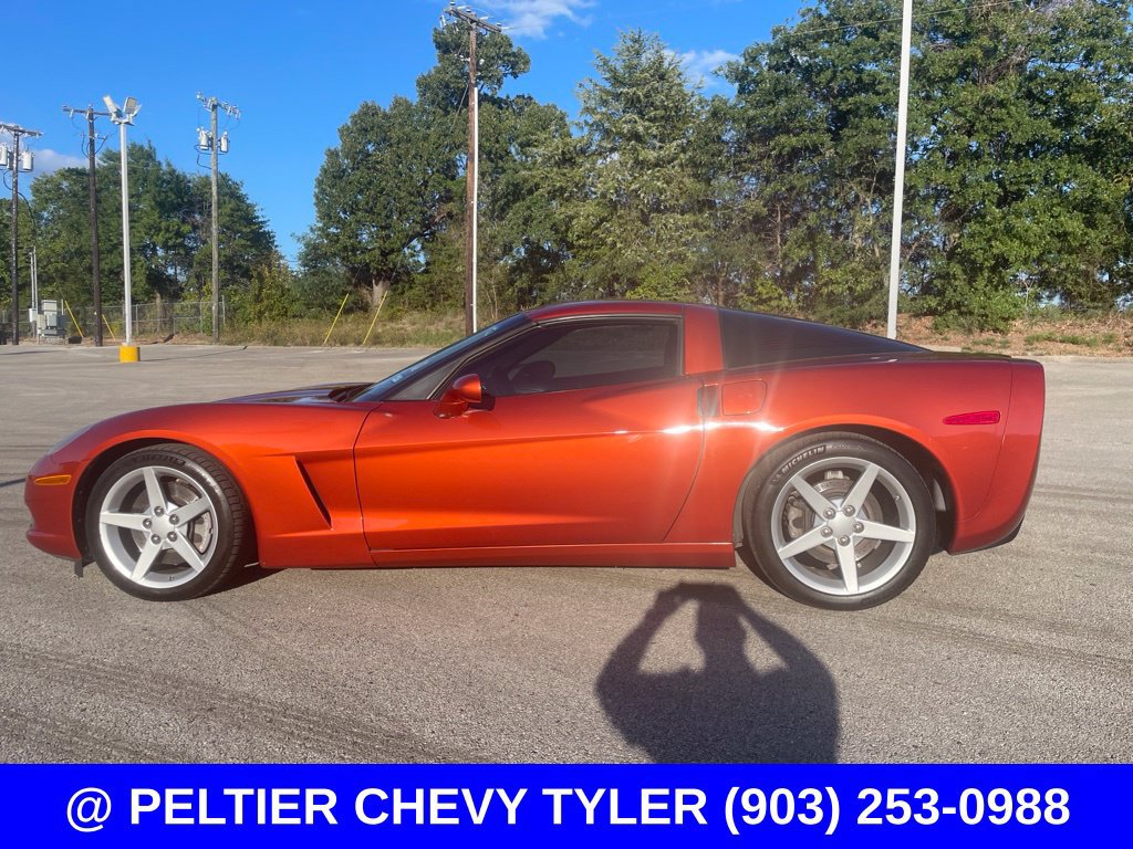 Used 2005 Chevrolet Corvette Coupe w/ Performance Handling Package RWD image 2