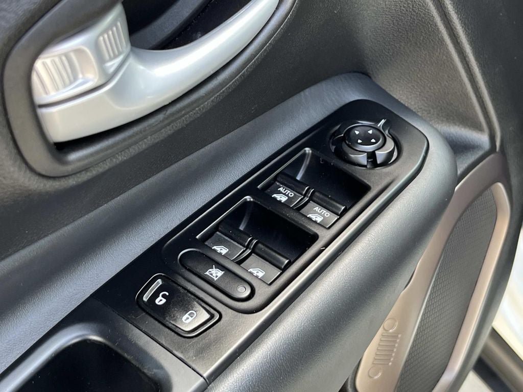 Used 2023 Jeep Renegade Latitude AWD/4WD image 28